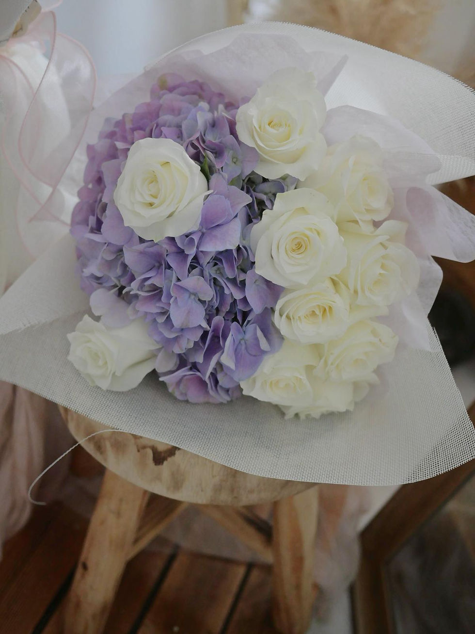 縮圖：1枝繡球+8枝玫瑰