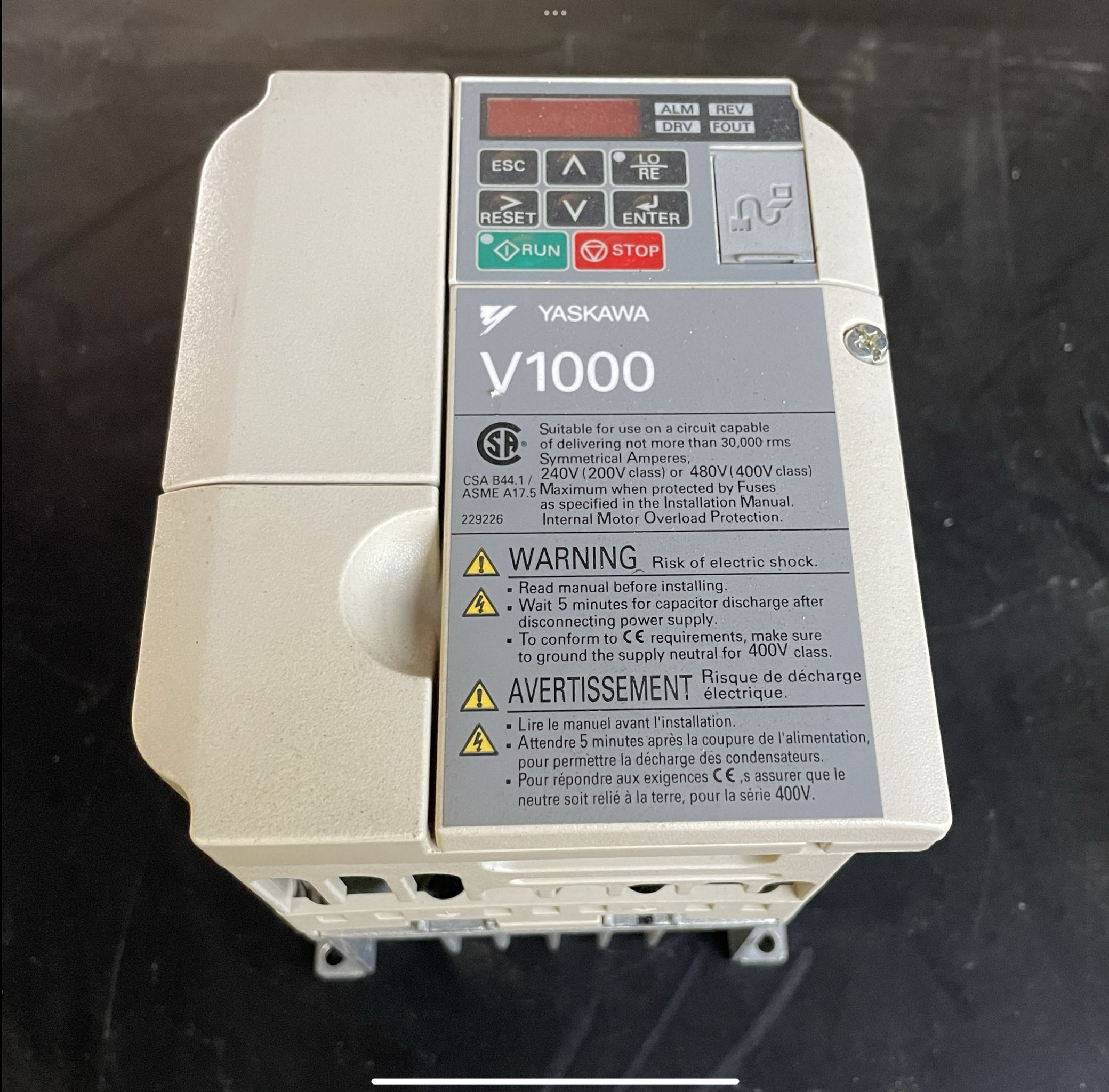 Variador de frecuencia Yaskawa CIMR-VU4A0004BAA trifásico de 380-480 V