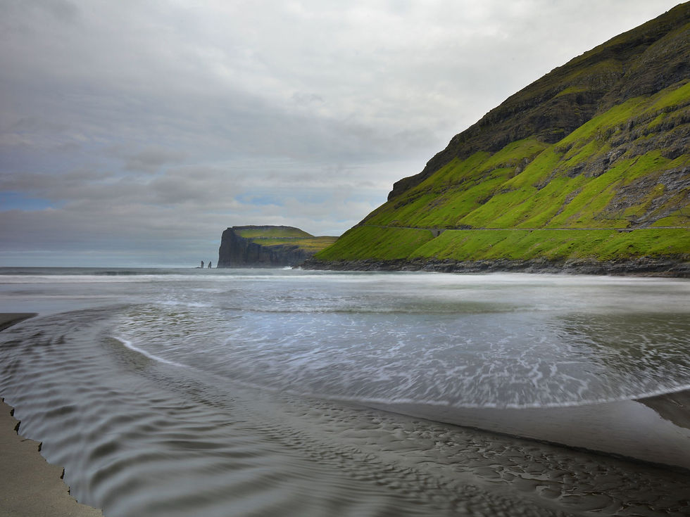 playa en las islas faroe