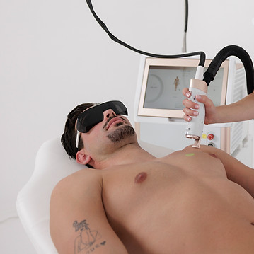 Professionnelle réalisant un soin épilation laser