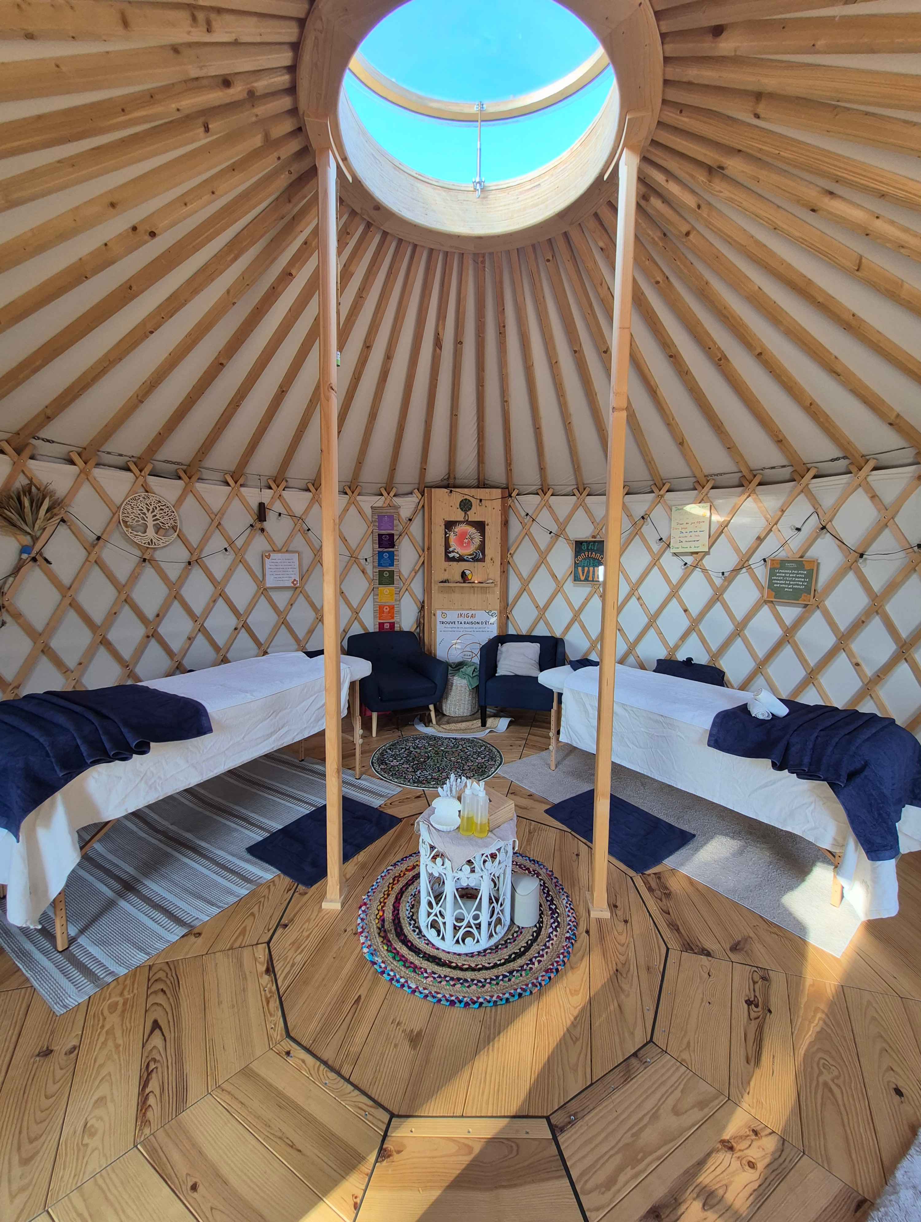 installation des tables de massage et du matériel pour le massage en duo à la Yourte de Naïa