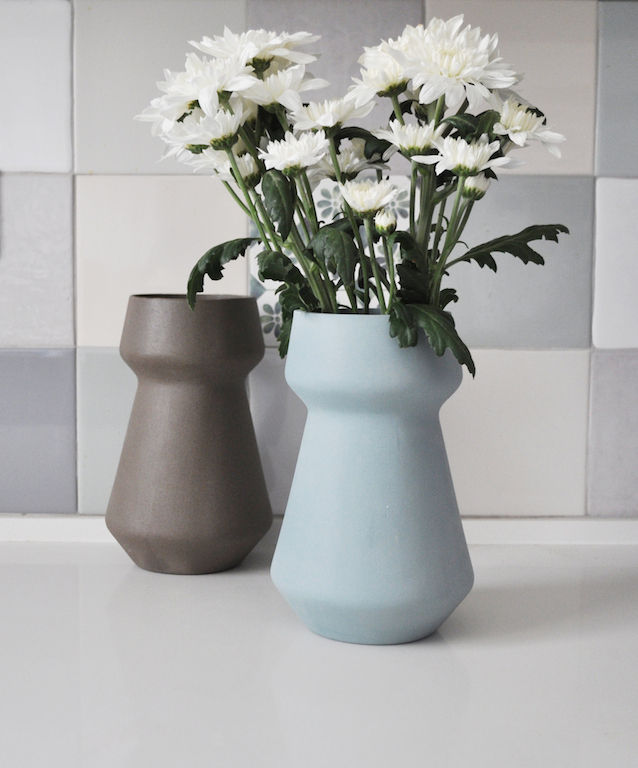 תמונה ממוזערת: modern teal vase, ceramic flower pot, ceramic flower vase, turquoise vase, pottery vase, modern home decor, wedding gift, mod