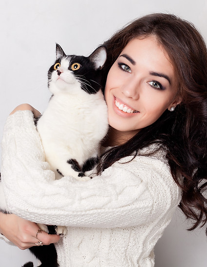 Beautiful-smiling-woman-kitten-arms,-studio-picture,-close-up