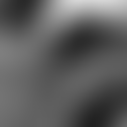 uma mão segurando um pequeno diamante