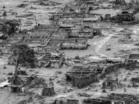 Imagem aerea de prédios destruidos pela lama.