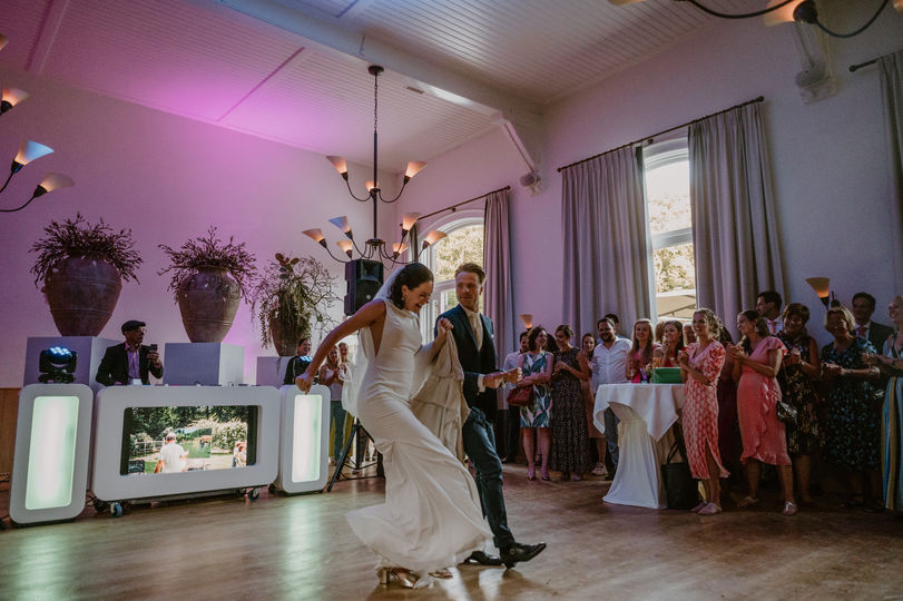 Bruidspaar opent de feestavond van de bruiloft met een openingsdans