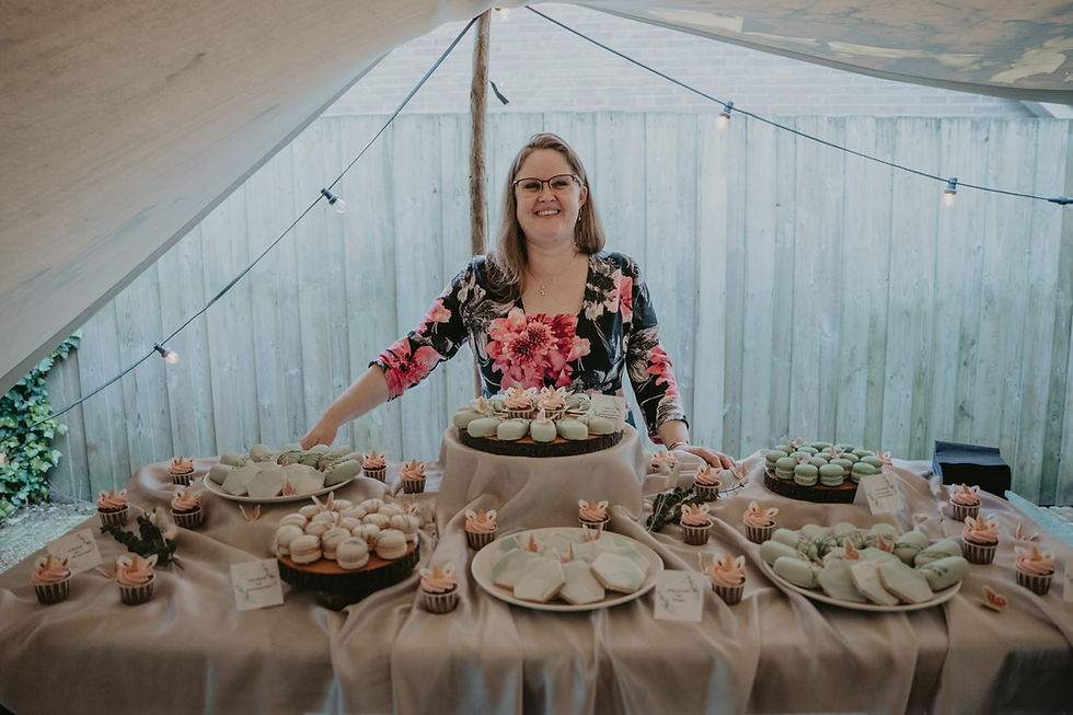 Tamara in haar kleine bakkerij in Maastricht waar ze bruidstaarten en gebak voor bruiloften creëert.