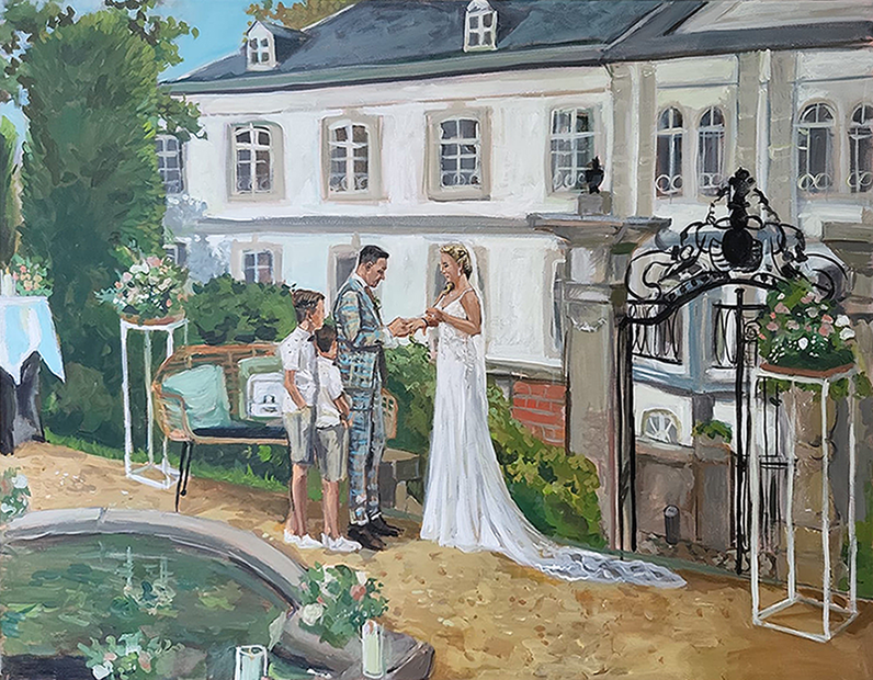 Schilderij van bruidspaar met hun zoons tijdens de buitenceremonie. We zien een bankje, bloemstukken, kaarsen, een poort, een fonteintje en op de achtergrond Kasteel Bloemendal