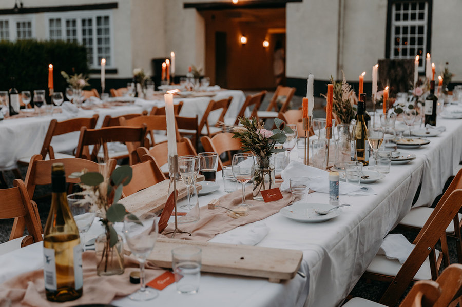 Feestelijk diner met lichtjes