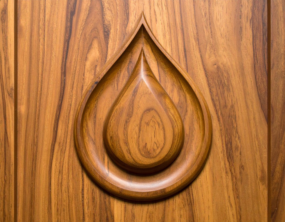 Płaskorzeźba w drewnie przedstawiająca kroplę