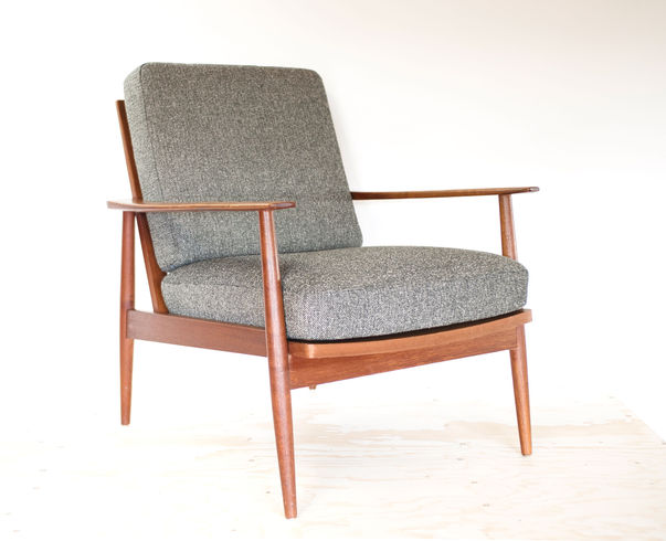 Neu gepolsterter Knoll Antimott Teak Sessel mit orangefarbenem Polsterstoff und geschwungenen Holzarmlehnen
