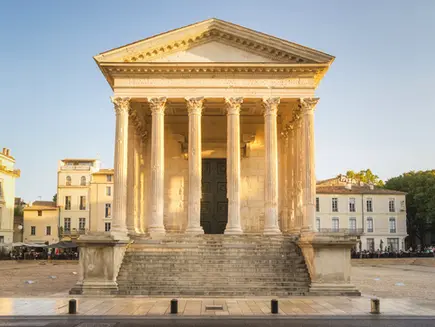 Is the Square house in Nîmes actually square ?