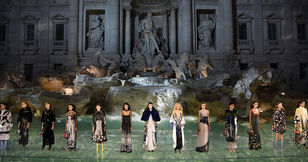 Karl Lagerfeld hace posible lo imposible en la Fontana di Trevi