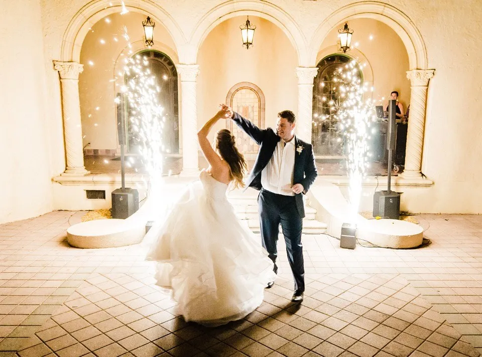 Newly-married-couple-dancing.jpg.webp