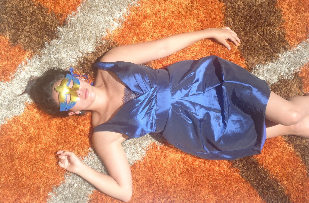Vestido cóctel azul con encaje
