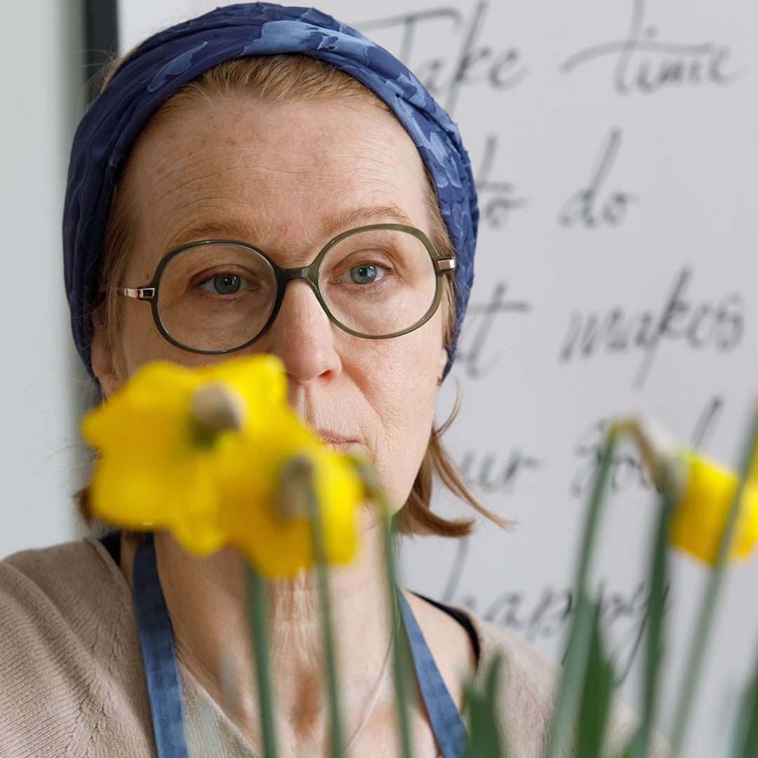 Michaela Schoberth Florale Motive auf schwarzem Porzellan