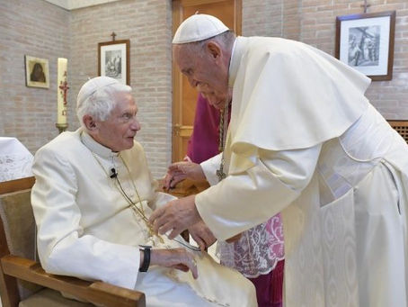 Papa: rezemos todos por Bento XVI, ele está doente e no silêncio apoia a Igreja