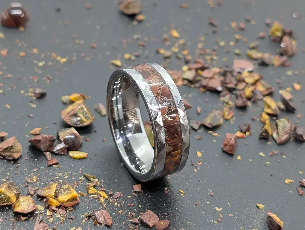 Anneau bague martelé tungstène oeil de taureau face debout