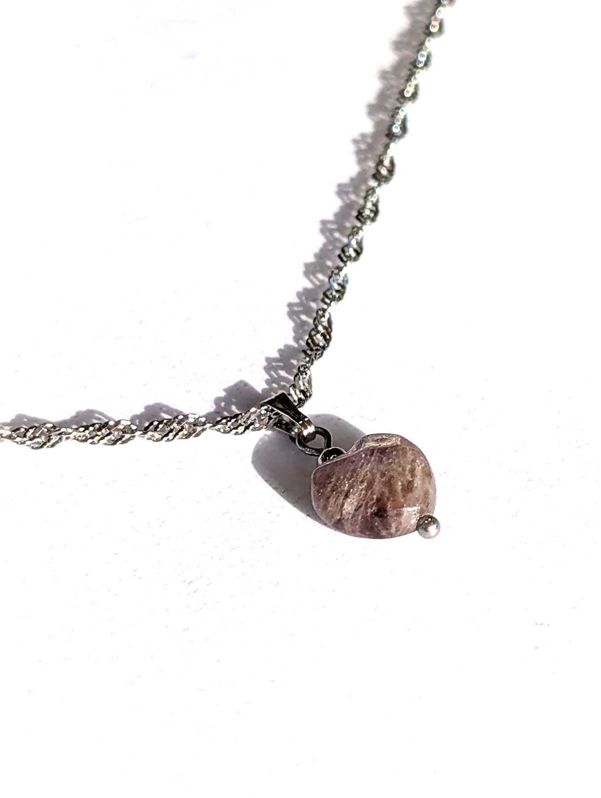 collier en acier inoxydable avec un pendentif en améthyste en forme de coeur vu de coté