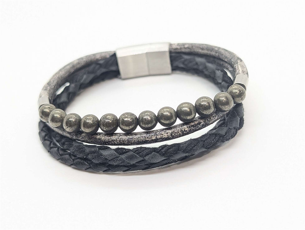 Thumbnail: Bracelet Homme Pyrite et Cuir Tressé - Multi Rangs Noir - Fermoir Magnétique Acier vu de face autrement