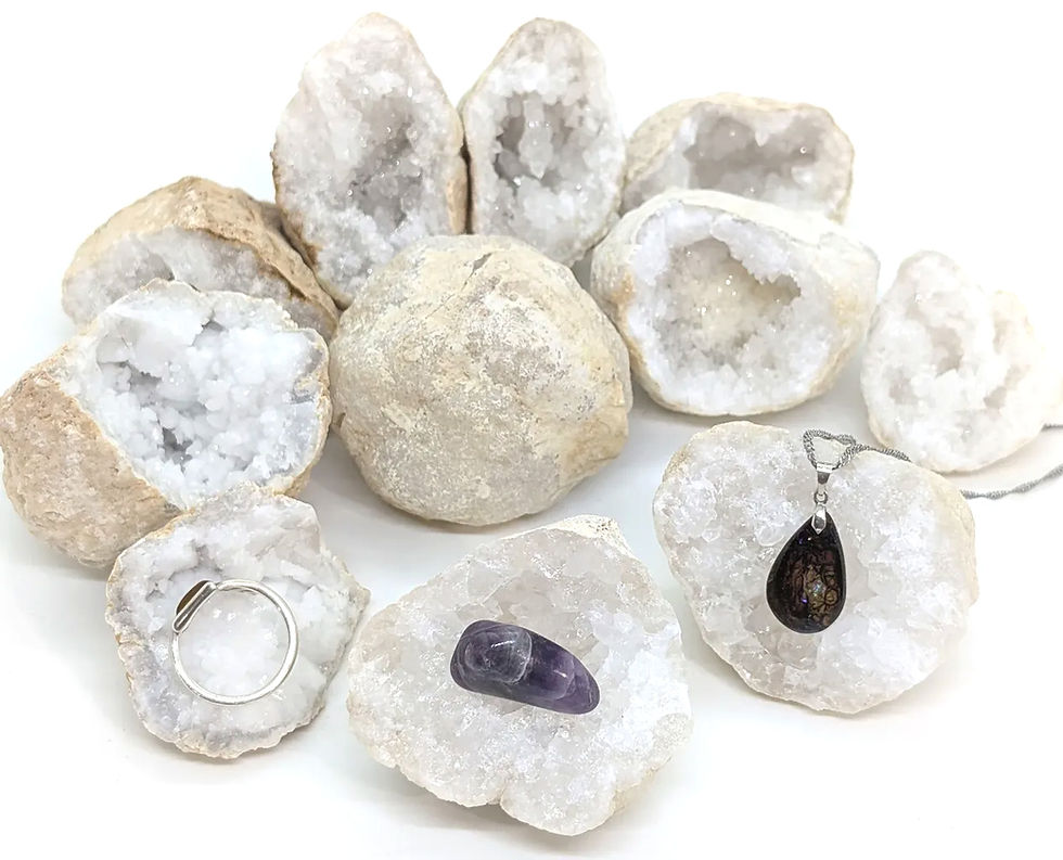 Géode de quartz plusieurs avec bijoux dedans pour recharger