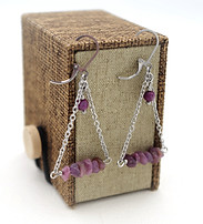 Boucles d'oreilles en acier inoxydable avec des pierres semi-précieuse de rubis. Boutique bijoux, minéraux.