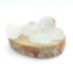 Pierres roulées en fluorite, posée sur un support en bois rustique vue de dos