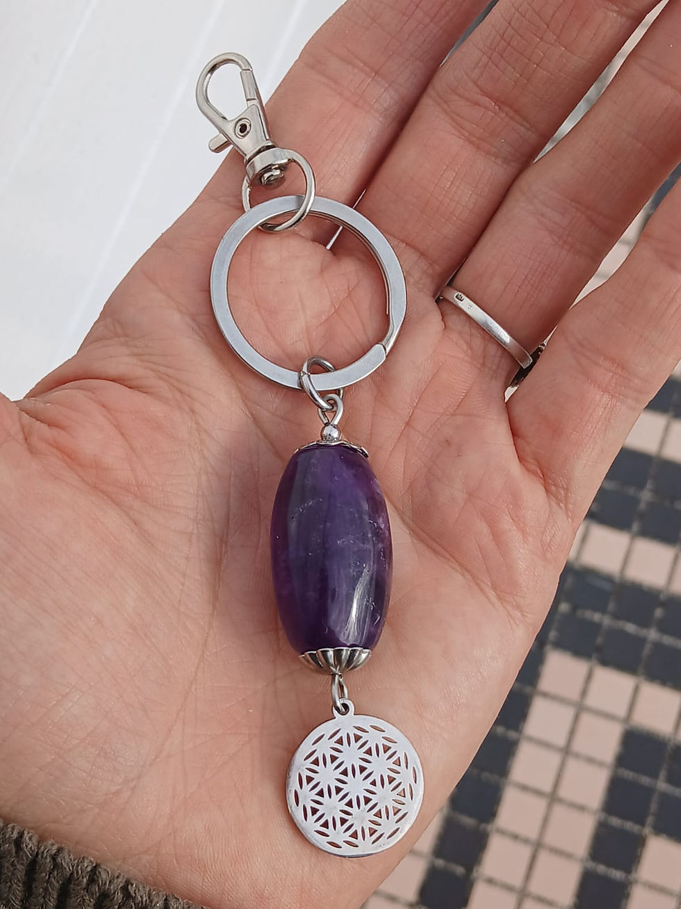 Porte clé et bijou de sac Améthyste Fleur de vie dans main