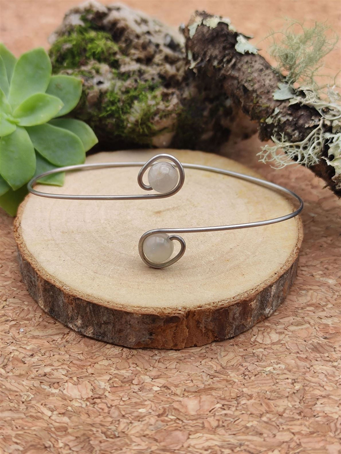 bracelet fin en spirale pour femme en acier inoxydable avec des pierre naturelles de pierre de lune