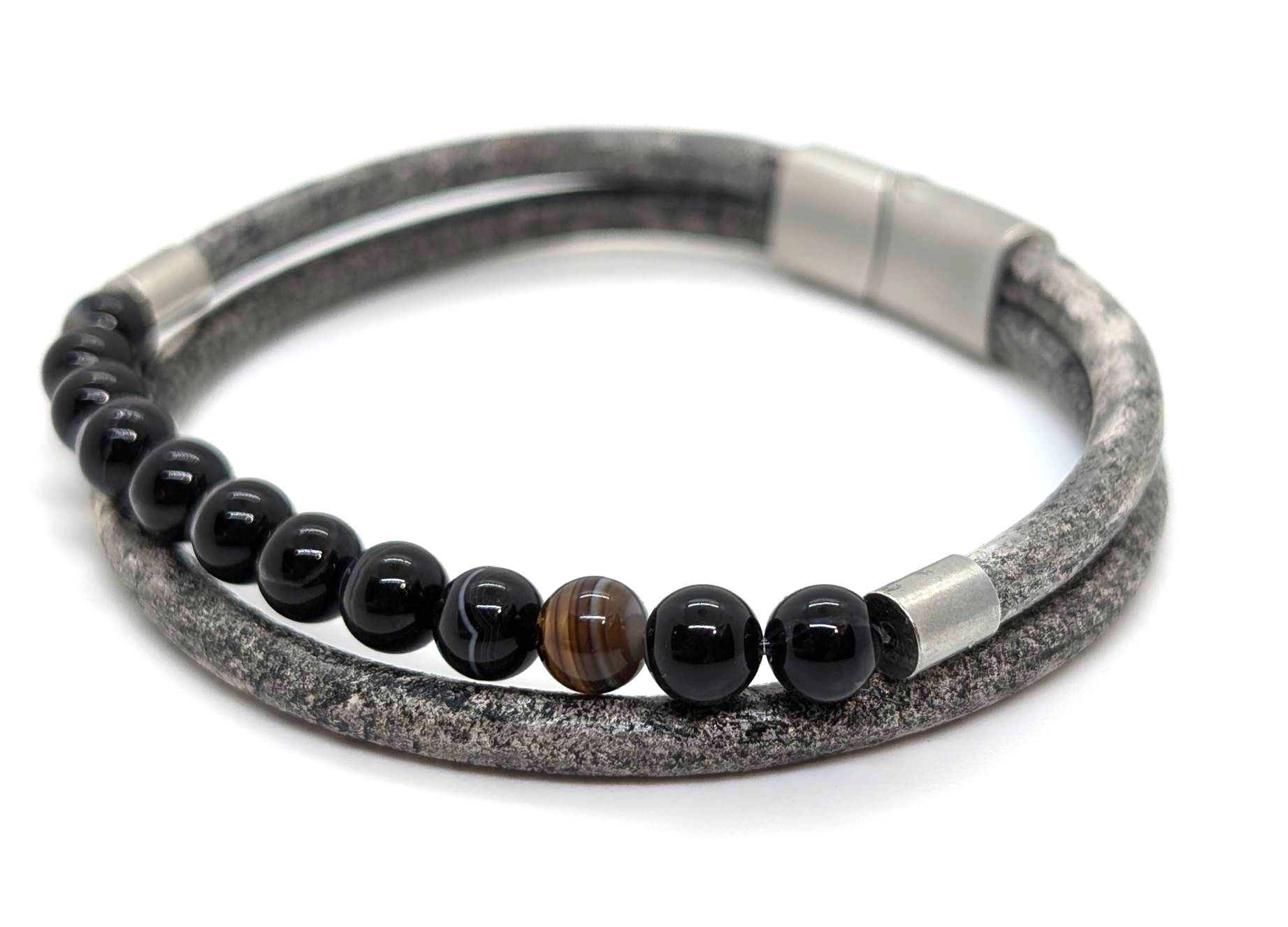 vue de coté d'un bracelet pour homme en pierre d'agate zébré et cuir vieilli plein