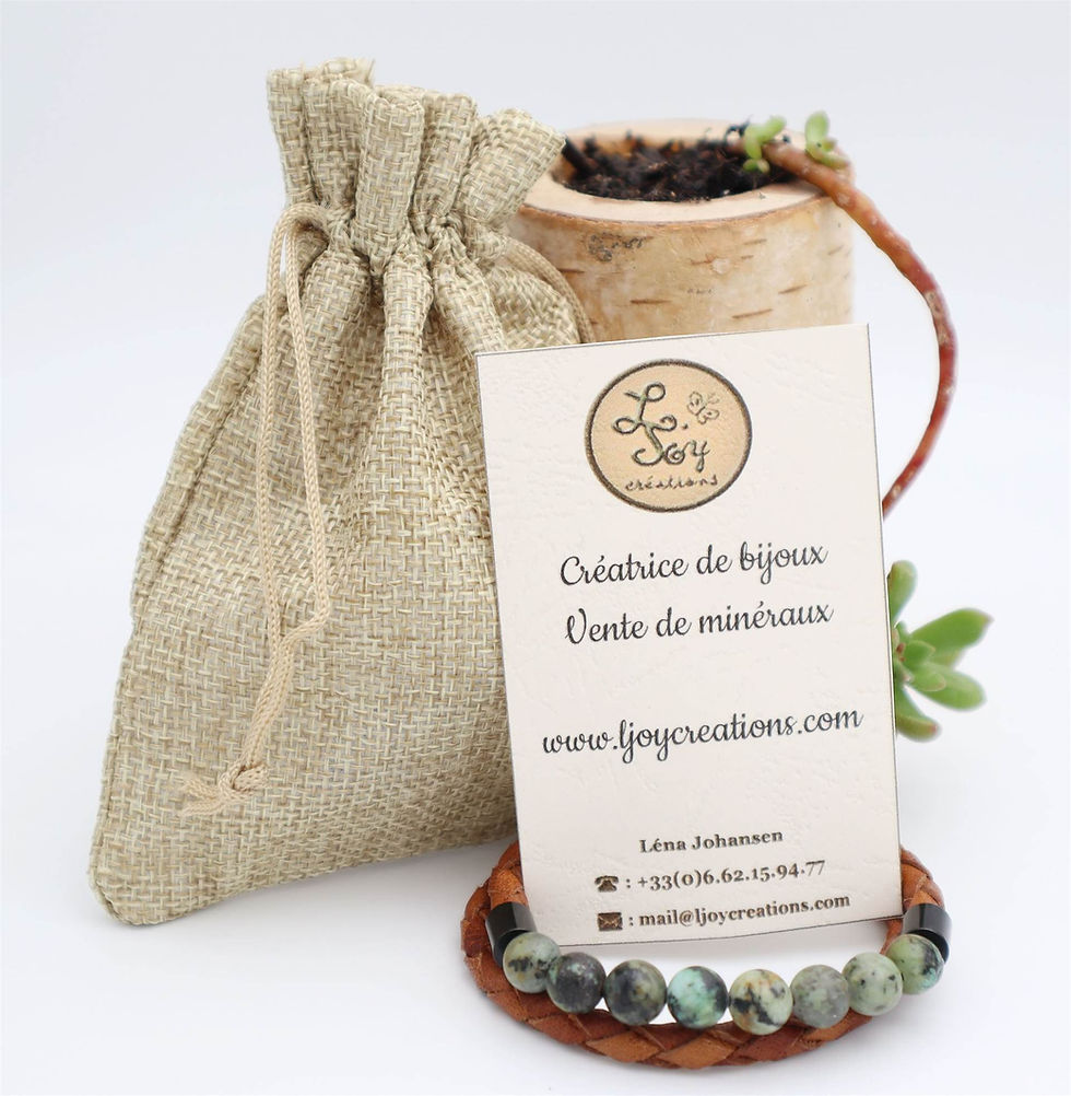 Miniature : pochette cadeau en toile de jute pour un bracelet pour homme en cuir marron et pierres semi précieuses de jaspe turquoise africaine avec un fermoir magnétique noir en acier inoxydable.