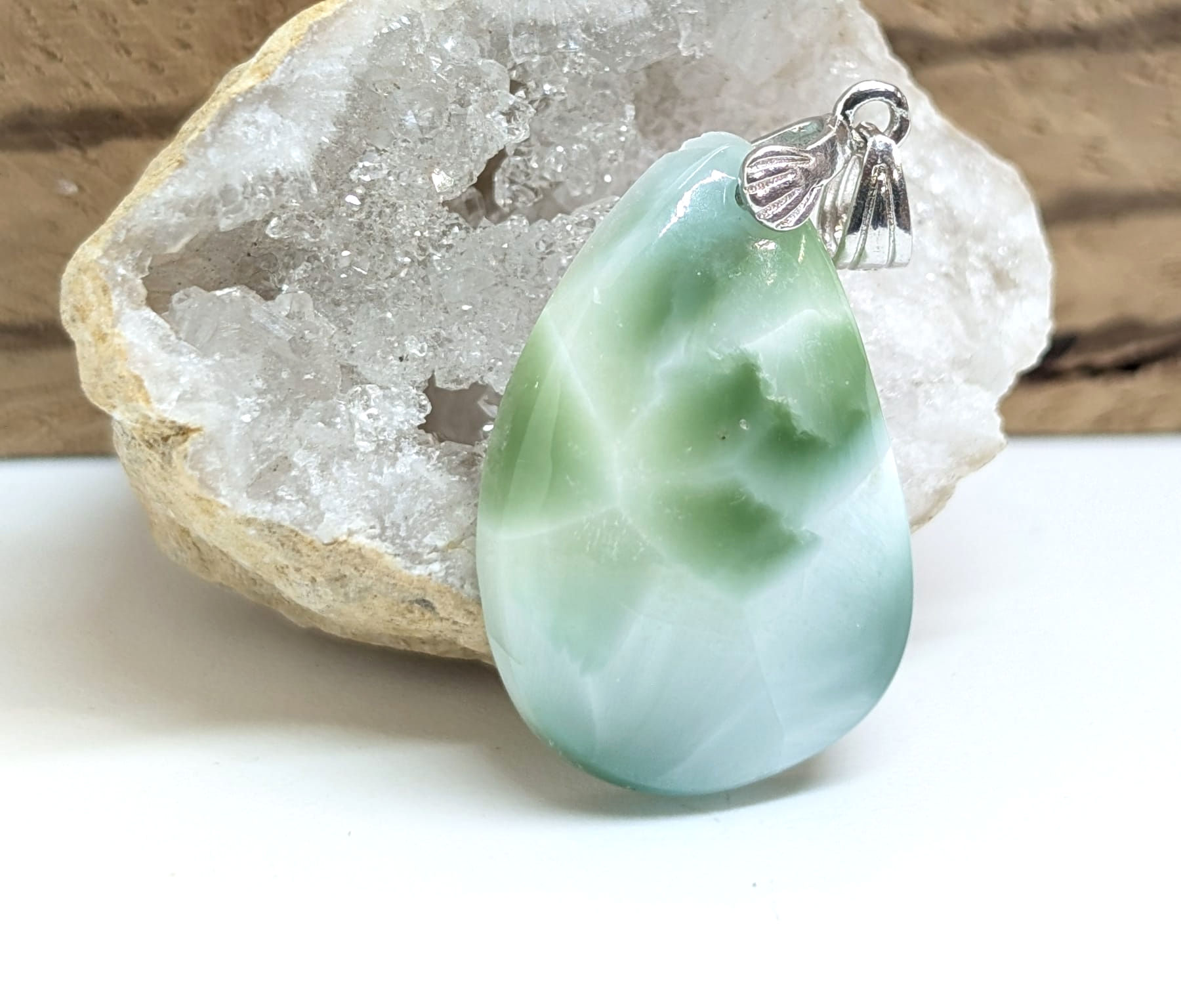 vu de face Pendentif Hémimorphite Verte et Argent 925 forme goutte