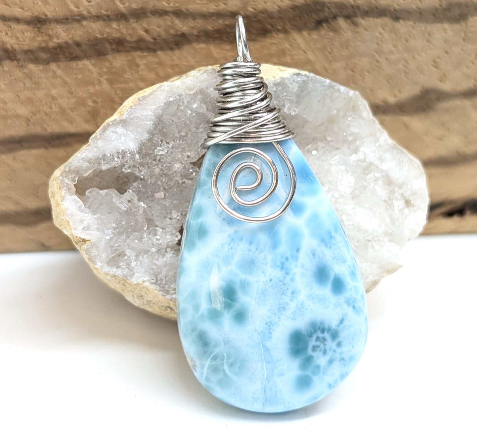face d'un Pendentif Larimar en forme de Goutte et bélière en Wire Wrapping