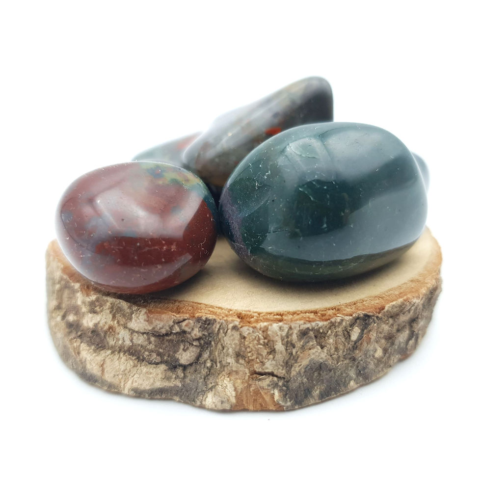 Pierre roulée en jaspe héliotrope, posée sur un support en bois rustique vue de dos