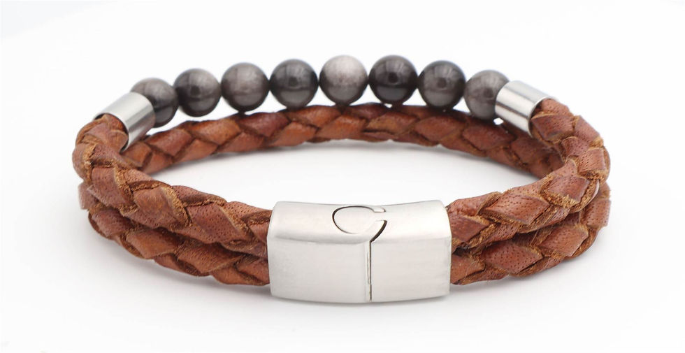 Vue de derrière d'un bracelet pour homme en cuir marron et pierres semi précieuses d'obsidienne argenté avec un fermoir magnétique en acier inoxydable.