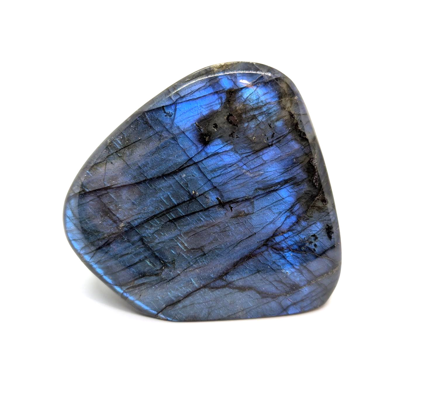 vue de face d'une pierre labradorite avec reflet bleu