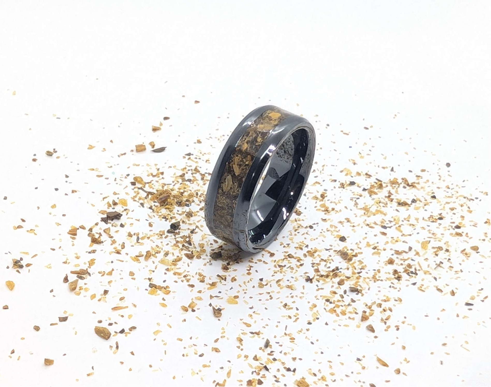 vue de face d'une bague noir homme incrusté de pierre naturelle d'oeil du tigre