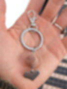 Porte-clés et bijou de sac pierre de lune coeur dans la main