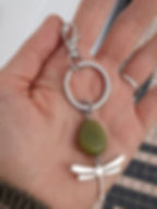 Porte-Clés et Bijou de Sac Jade et Libellule dans la main