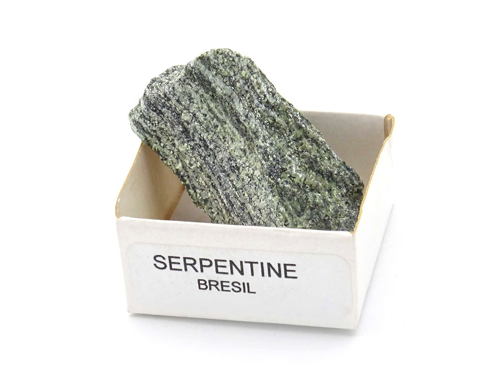 vue de face d'une pierre semi précieuse brut avec sa boite