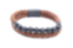 plan de face d'un bracelet pour homme en cuir marron tressé avec des perles de pierre d'onyx finition mat avec un fermoir magnétique en acier inoxydable noir.