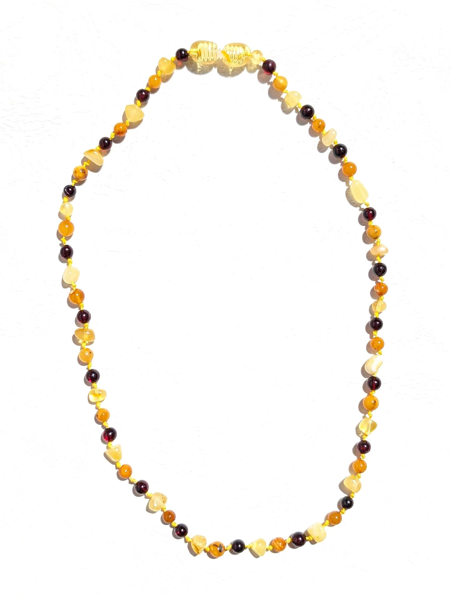 vue de haut d'un collier d'ambre pour bébé