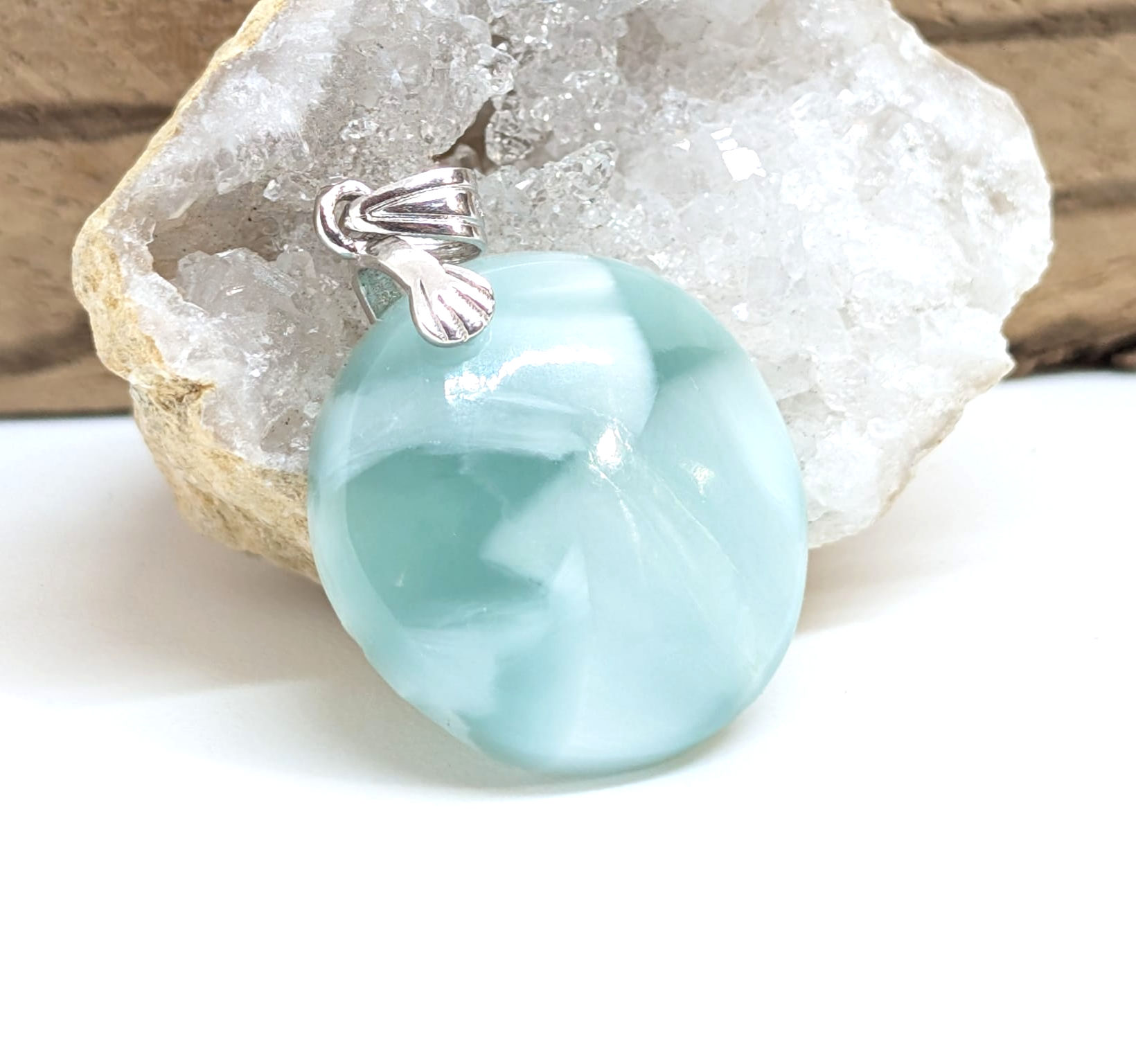 vu de face Pendentif Hémimorphite verte
