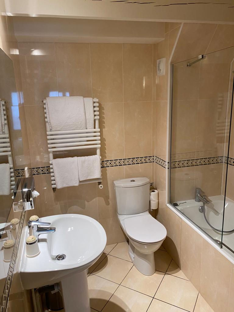 Banheiro do hotel de Mines: novinho em folha