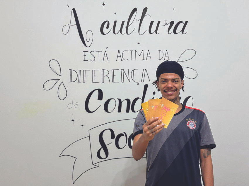 Morador de Taboão da Serra, Vinícius lança seu primeiro livro na Bienal. (Foto: Dejair Júnior)