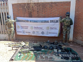 Durante despliegues operativos, Grupo Interinstitucional asegura 1 ametralladora, 7 fusiles, municiones, equipo táctico y vehículos robados en Culiacán