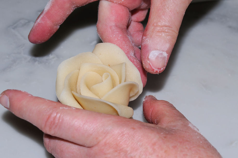 eine Marzipanrose entsteht