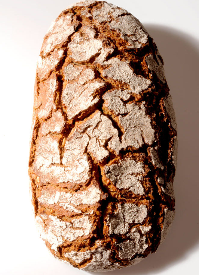 Rustikaler Brotlaib mit rissiger Kruste