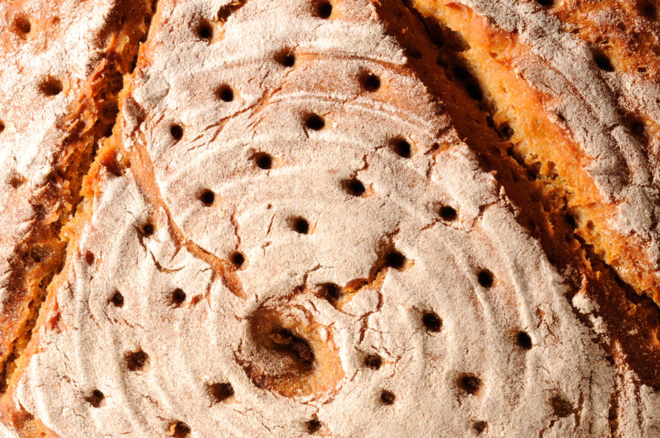 Nahaufnahme Flachen Laib -  Brotkruste mit Löchern