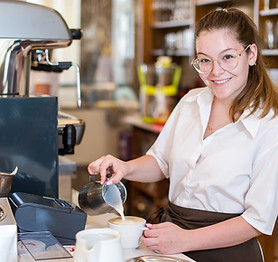 Gastgeberin Theke Café.jpeg